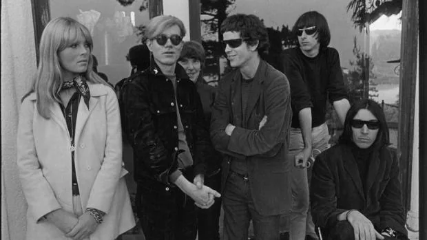 Warhol, junto a los miembros de la Velvet Underground