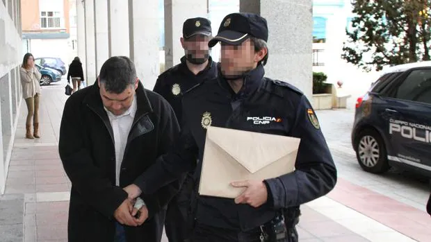 J.A.G.G., de 42 años, conocido como el «violador del Parque Europa», a la puerta de los juzgados de Palencia en 2015