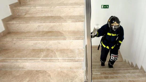 Un bombero sube las escaleras en una intervención en Valencia