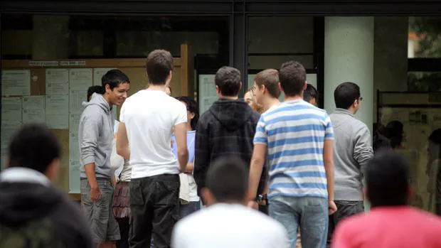 Imagen de un grupo de alumnos en la puerta de un centro público de Valencia