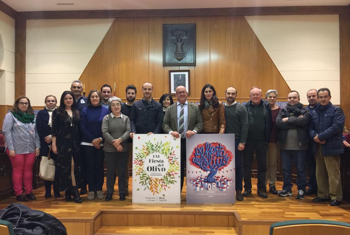 El alcalde, Emilio Bravo, con el jurado, en el Ayuntamiento