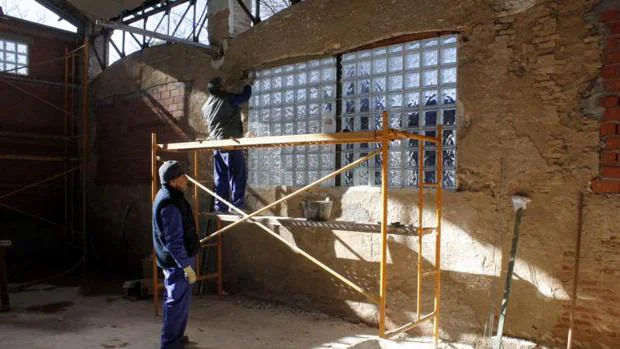 Un oficial y diez peones de albañilería trabajan en las obras de rehabilitación del antiguo gimnasio de San Lázaro, con un presupuesto de 99.000 euros