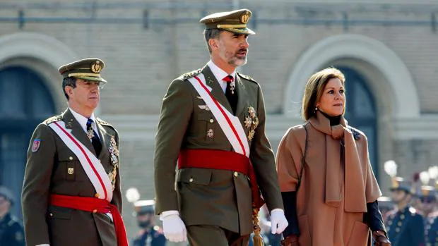 El Jefe de Estado Mayor del Ejército de Tierra, general Jaime Domínguez Buj, el Rey y Cospedal