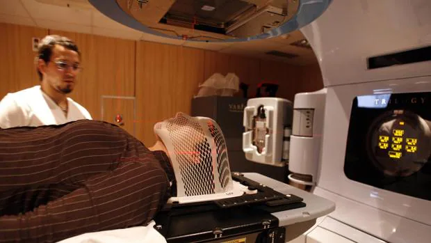 Un paciente recibe radioterapia en el Instiituto Catalán de Oncología