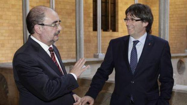 Los presidentes de Aragón y de Cataluña, Javier Lambán y Carles Puigdemont, en una imagen de archivo