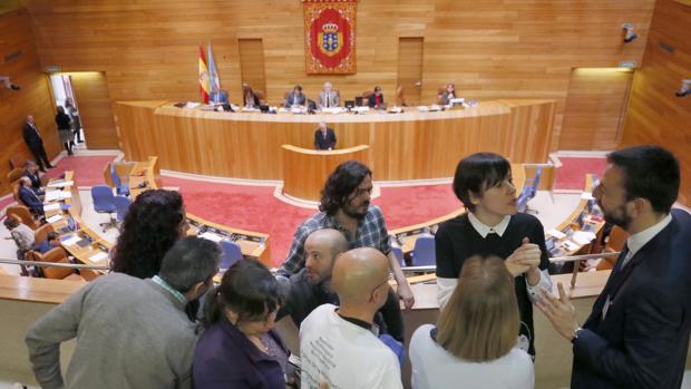 Diputados de la oposición saludan a representantes de las víctimas en la tribuna del Parlamento