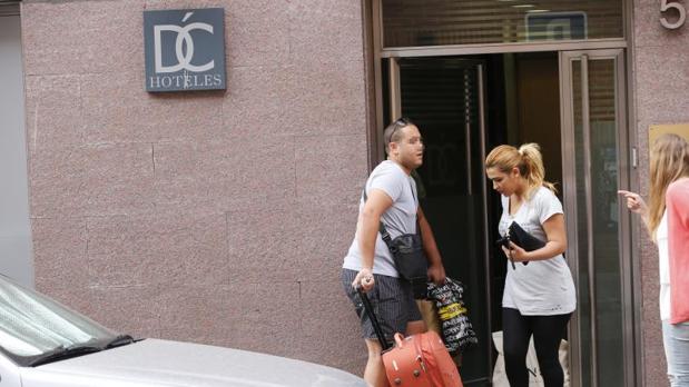 Varios turistas salen de un hotel del centro de Madrid