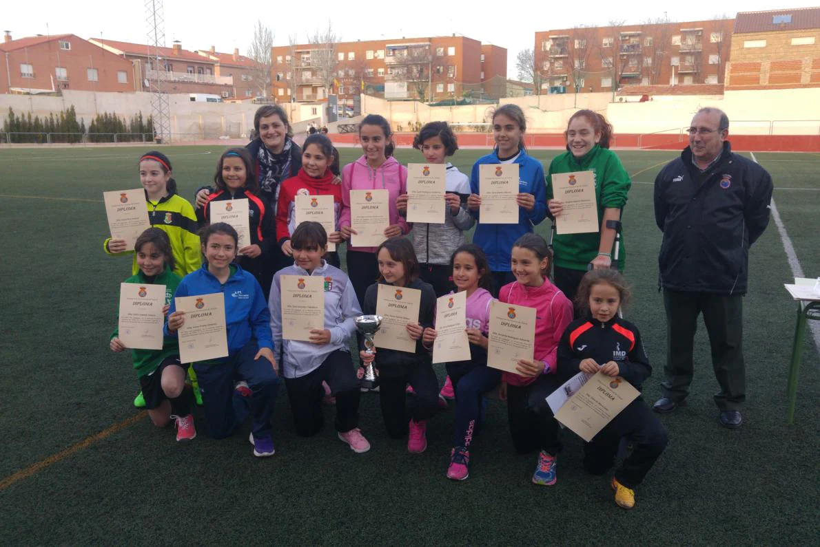 La alcaldesa de Pantoja, María Ángeles García, con el equipo de chicas alevines de fútbol-8