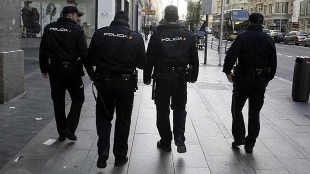 Detenidos dos hombres por intentar arrollar a dos policías con un vehículo robado