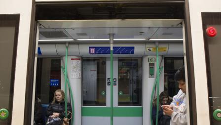 Viajeros en el interior de un vagón del Metro