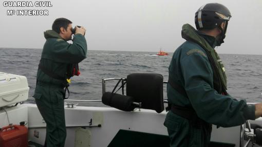 Agentes de la Guardia Civil realizan tareas de rastreo este jueves en la búsqueda del otro náufrago