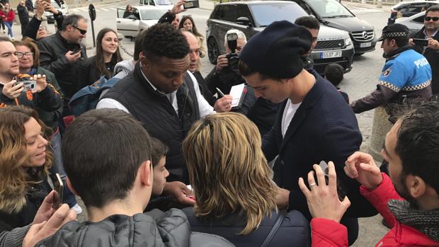 Cristiano Ronaldo firma un autógrafo a un seguidor este jueves en Segovia