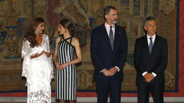 Los Reyes posan con Macri y su mujer