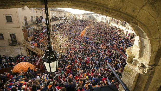 Miles de personas en el tradicional «Campanazo» del Carnaval del Toro, en Ciudad Rodrigo (Salamanca)