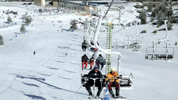 Esquiadores en la estación de Javalambre