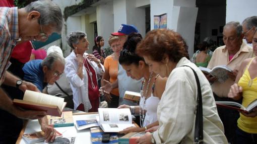 Entrega del libro de firmas en la sede de la Colonia Zamorana de Cuba