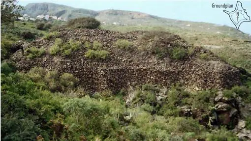 Los restos de un edificio escalonado de piedras en La Montañeta, norte de Gran Canaria