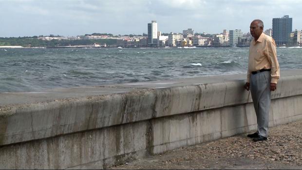 Sergio Rabanillo mira al océano desde el Malecón de La Habana en una escena de «Partir», el documental de Eduardo Margareto que también recoge la nostalgia de los emigrantes de Castilla y León