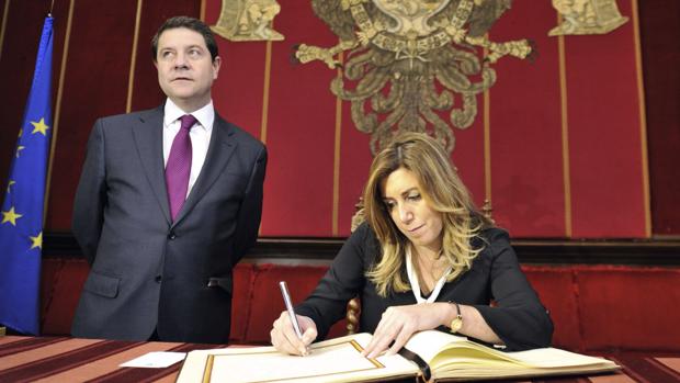 La presidenta de la Junta de Andalucía visitó en 2014 el Ayuntamiento de Toledo, siendo aún alcalde Emiliano García-Page