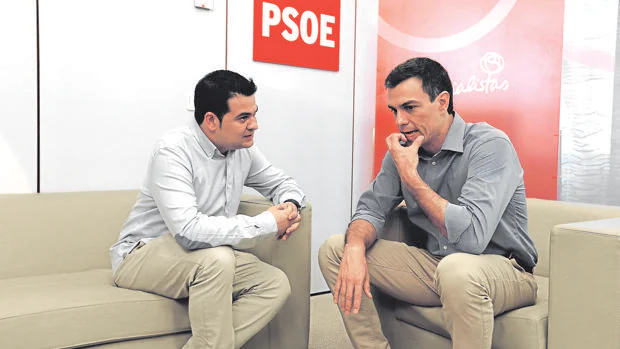 El secretario general de Juventudes Socialista, Nino Torre, y Pedro Sánchez en la sede de Ferraz