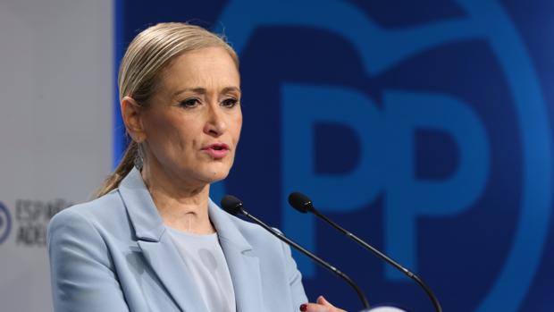 Cifuentes sale a suceder a Aguirre mirando al jefe: «Mi ideología es la del PP de Rajoy»