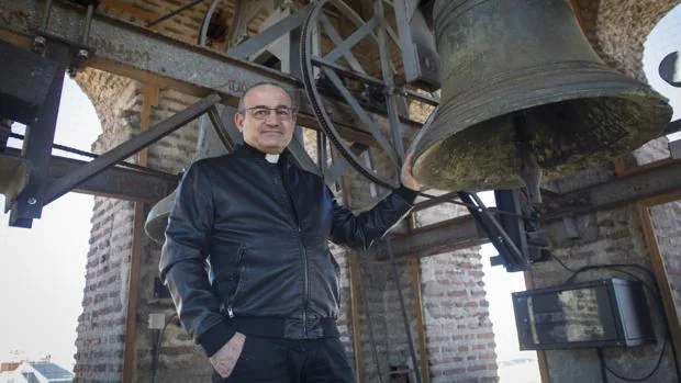 Ignacio Torres, párroco de la Iglesia de Nuestra Señora de la Asunción, en Móstoles, en la torre del campanario