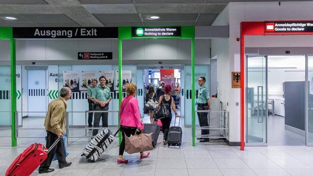 Turistas en un aeropuerto alemán