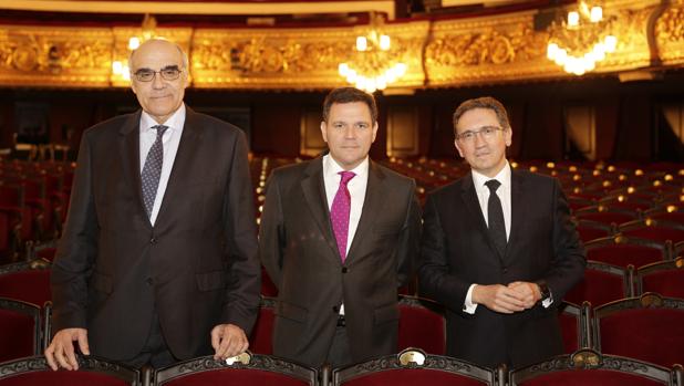 Giró, a la derecha, junto al director general del Liceu, Roger Guasch, y el presidente de la fundación, Salvador Alemany