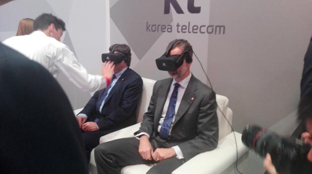 El Rey y Puigdemont, durante su experiencia de realidad virtual