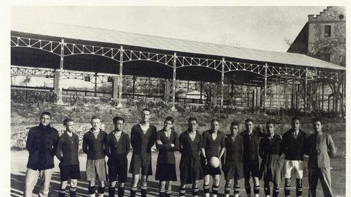 El techo del gimnasio de San Lázaro fue añadido en los años veinte, la misma década en la que se cosntruyó. En la imagen, un equipo de fútbol de la Academia de Infantería de Toledo