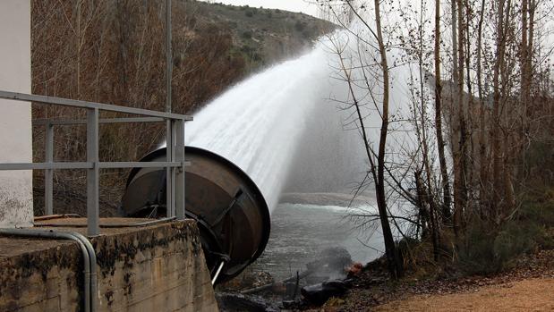 Miles de metros cúbicos están saliendo a enorme presión por una de las toberas que desagua al embalse de Beleña