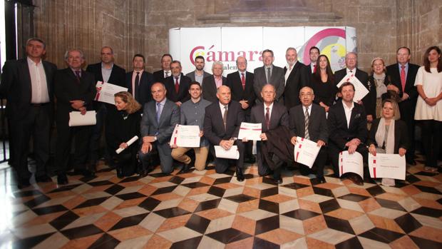 Foto de la familia del presidente Puig con las empresas galardonadas