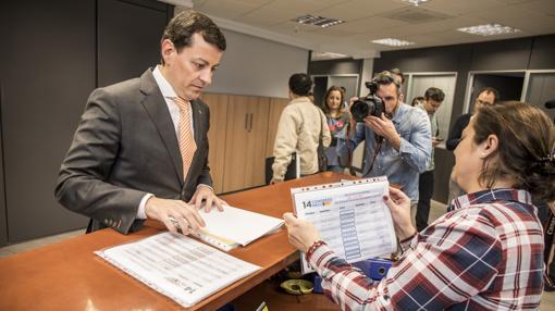 José Luis Bayo presenta sus apoyos en la sede del PPCV