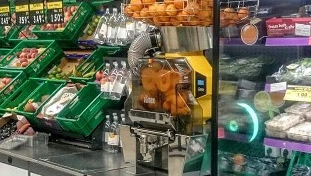 La nueva tienda incorpora una máquina de zumos de naranja recién exprimidos