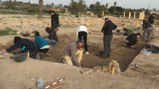 Grupo de arqueólogos realizan excavaciones en el yacimiento ilicitano