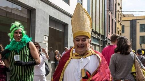 Un carnavalero en la capital grancanaria haciendo de cura