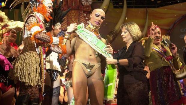 Josefa Luzardo entregando un premio en la Gala Drag Queen de 2004 como alcaldesa de la capital grancanaria