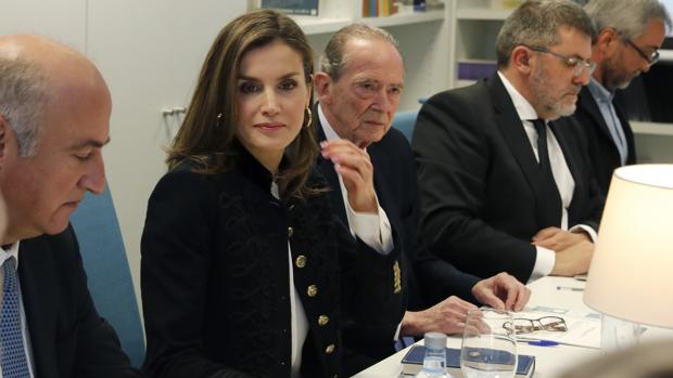 La Reina Letizia, junto al secretario de Estado de Cultura, Fernando Benzo (i), y el exdirector de la Real Academia de la Lengua José Manuel Blecua (3-i), ayer, durante la reunión ordinaria del Consejo Asesor de la Fundación del Español Urgente (Fundéu BBVA)