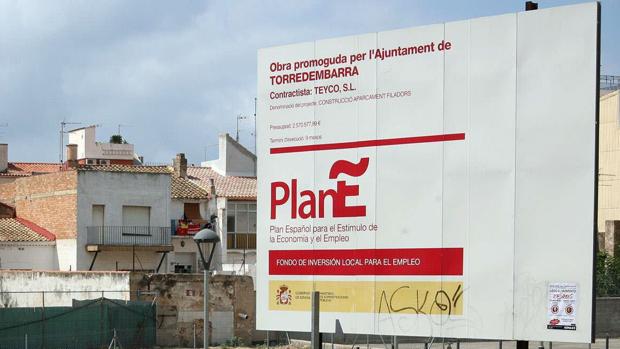 Cartel de la obra del Plan E de tres millones de euros en Torredembarra por la que CDC cobró comisiones