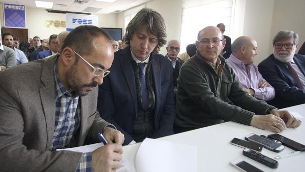 El alcalde de Soria, Carlos Martínez, participa en la firma de apoyo a la macrovaquería de Noviercas