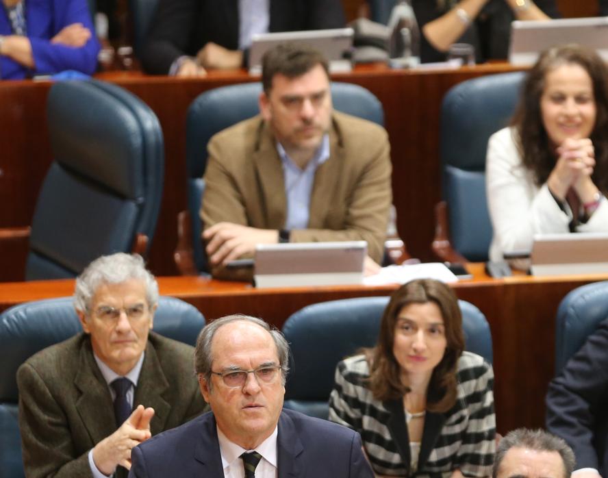 Angel Gabilondo, portavoz del PSOE en la Asamblea. Tras él, José Manuel Freire, diputado socialista autor de la propuesta de Ley de Muerte Digna