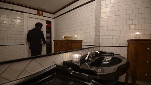 Acceso al bar clandestino «Hemingway» por uno de los baños del hotel NH Suecia