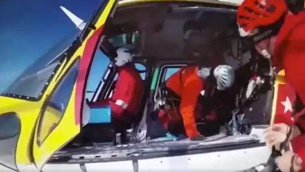 Un helicóptero del Cuerpo de Bomberos, durante el rescate
