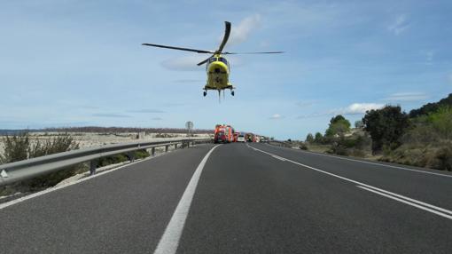 Imagen del helicóptero que ha trasladado a uno de los heridos