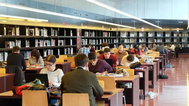 Un grupo de estudiantes en la Biblioteca Ánxel Casal de Santiago
