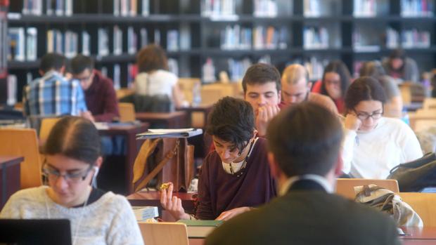 Un grupo de estudiantes en la Biblioteca Ánxel Casal de Santiago