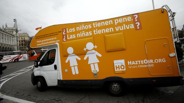 Hazte Oír denuncia a Carmena y sacará un nuevo bus «antitransexualidad»