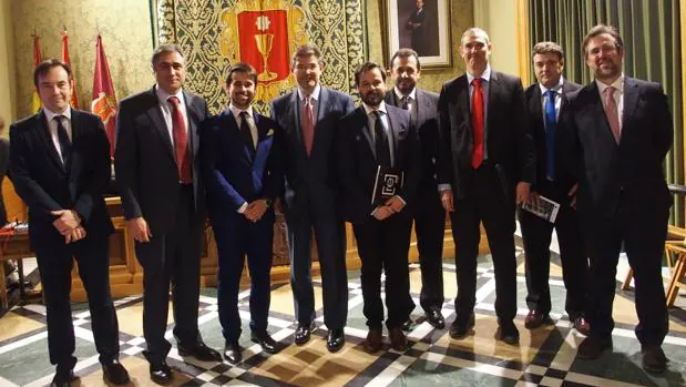 El alcalde Ángel Mariscal y el ministro Rafael catalá con los cocineros de la Asociación Euro-Toques