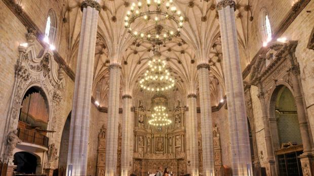 El esplendor interior de la catedral barbastrense contrasta con el grave estado de sus estructuras exteriores