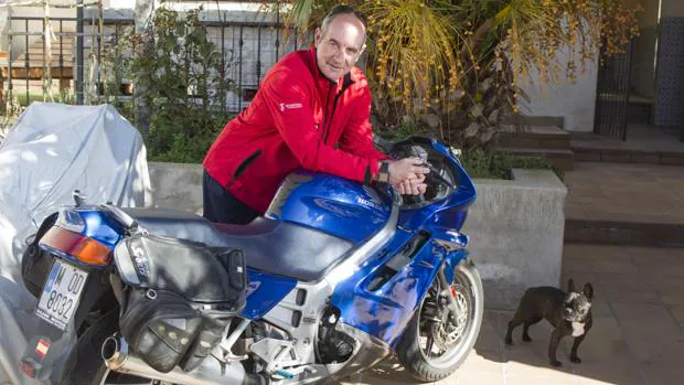 Fernando Martín posa con su moto y su perro en el jardín de casa, el pasado jueves